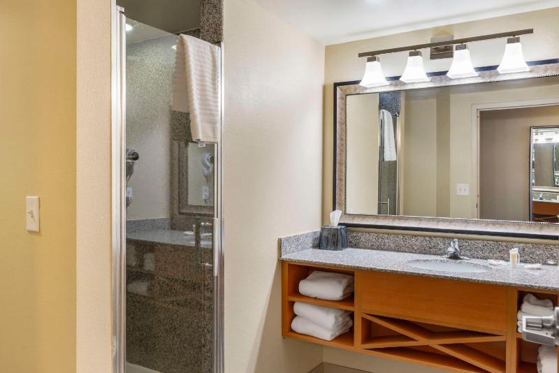Standard King Room image 2