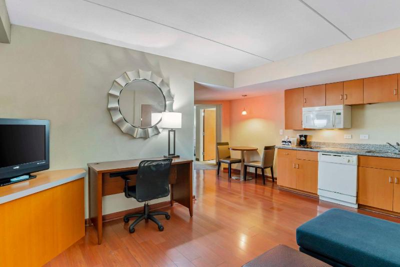Efficiency Suite with One King Bed and Two Queen Beds - Non-Smoking image 4