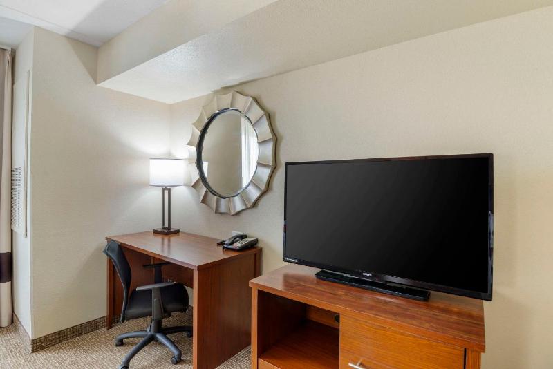 Queen Suite with Two Queen Beds - Non-Smoking image 4