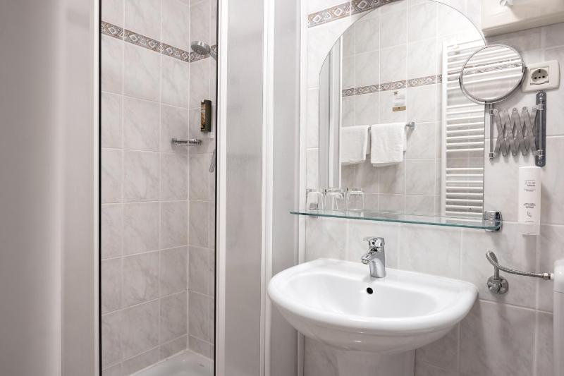 Double Room with Lake View image 4
