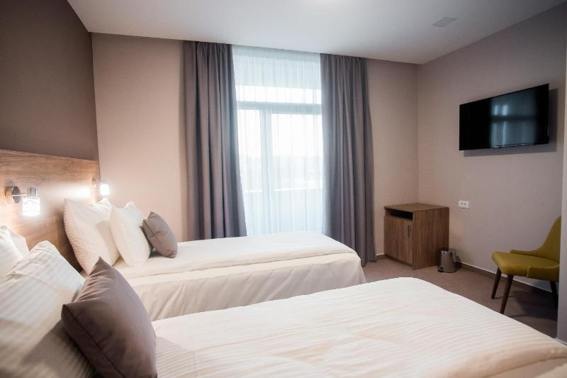 Twin Room with Balcony image 3