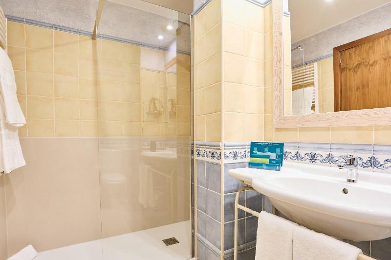 Triple Room with Spa Access (3 Adults) image 2