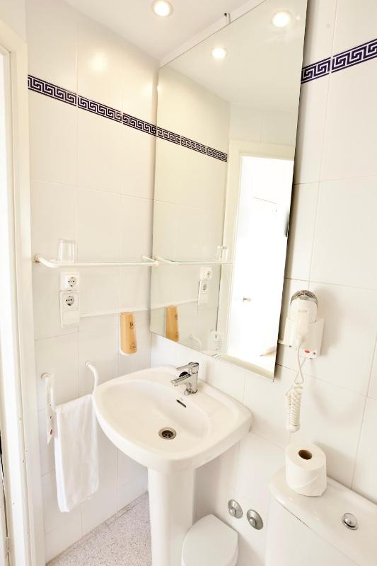 Double Room with Balcony image 4