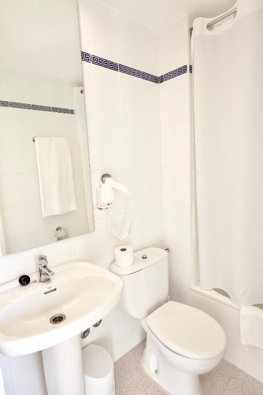 Double Room with Balcony image 3