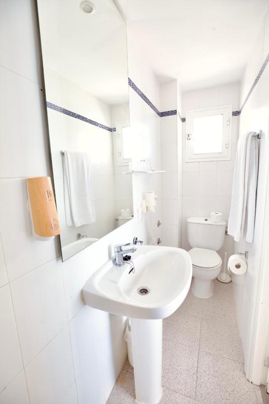 Economy Double Room image 2