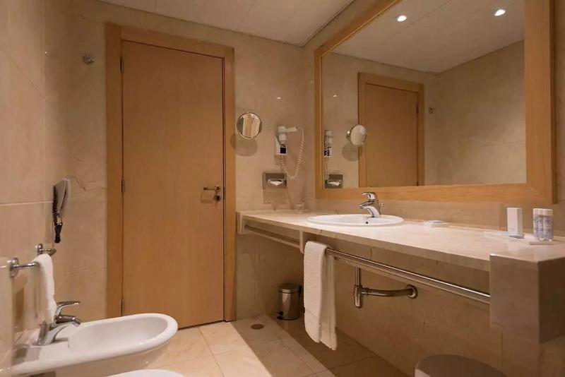 Standard Double Room image 3