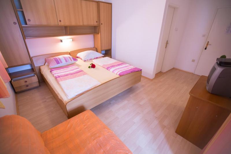One-Bedroom Apartment image 2