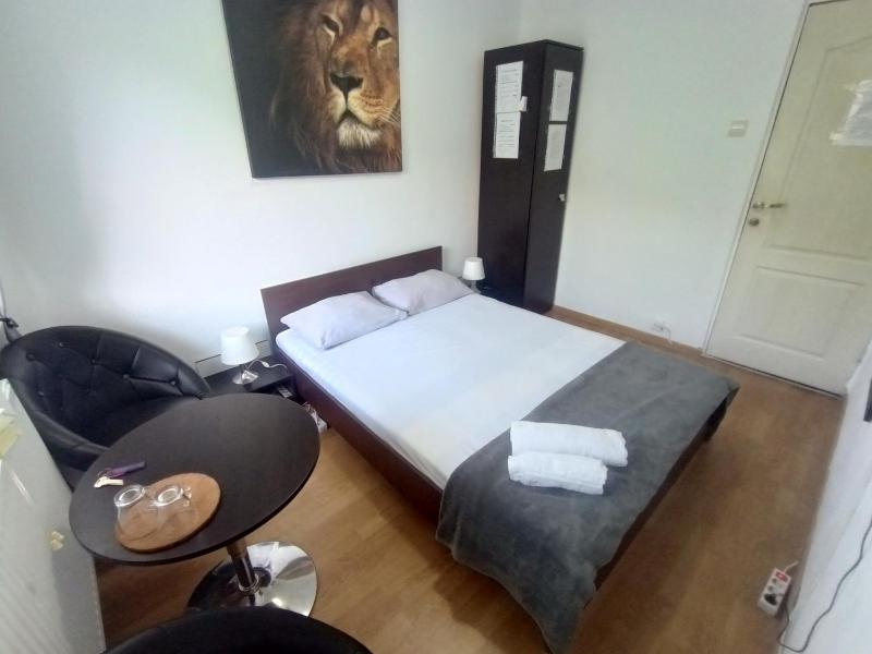 Single Room with Shared Bathroom image 2