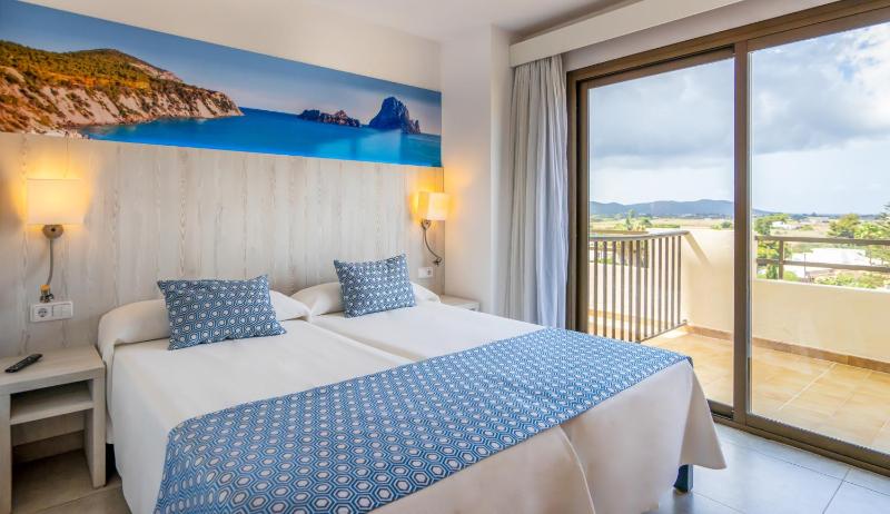 Junior Suite with Balcony image 4