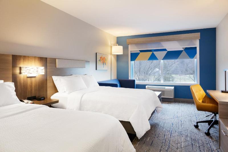 Standard Room with Two Queen Beds image 3