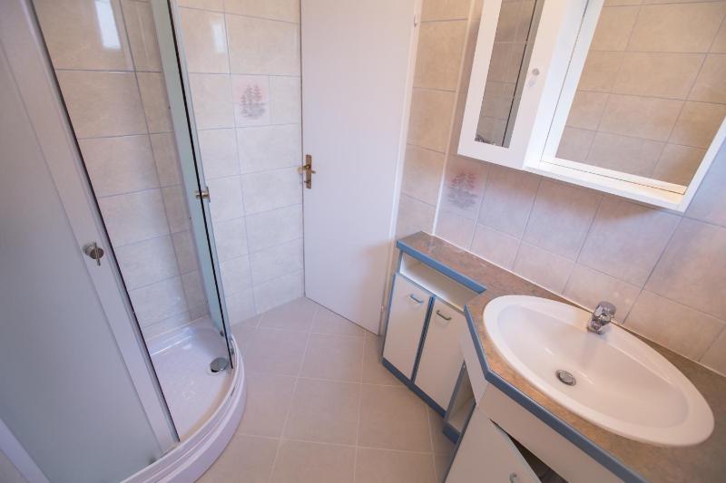 One-Bedroom Apartment with Sea View image 3