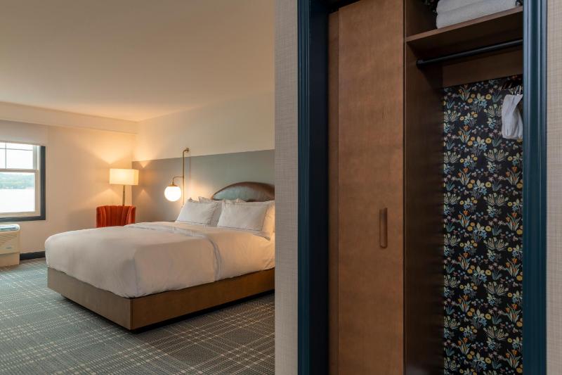 King Suite with Lake View - Hearing Access image 3