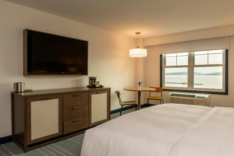 King Suite with Lake View - Hearing Access image 2