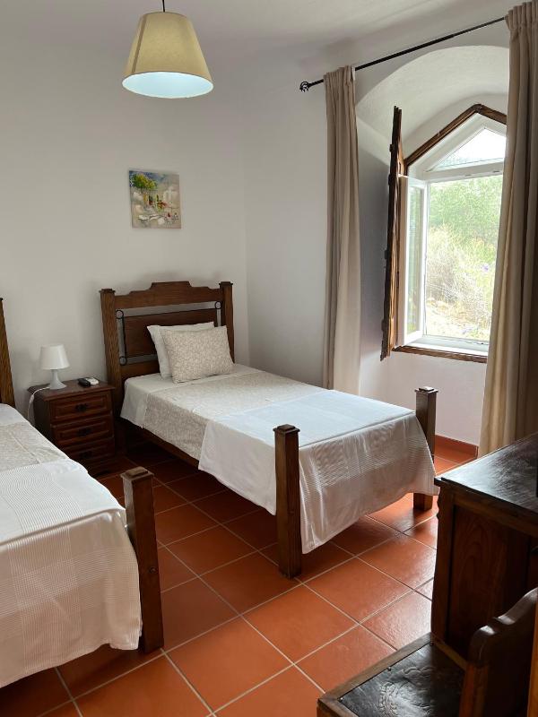 Standard Twin Room image 4