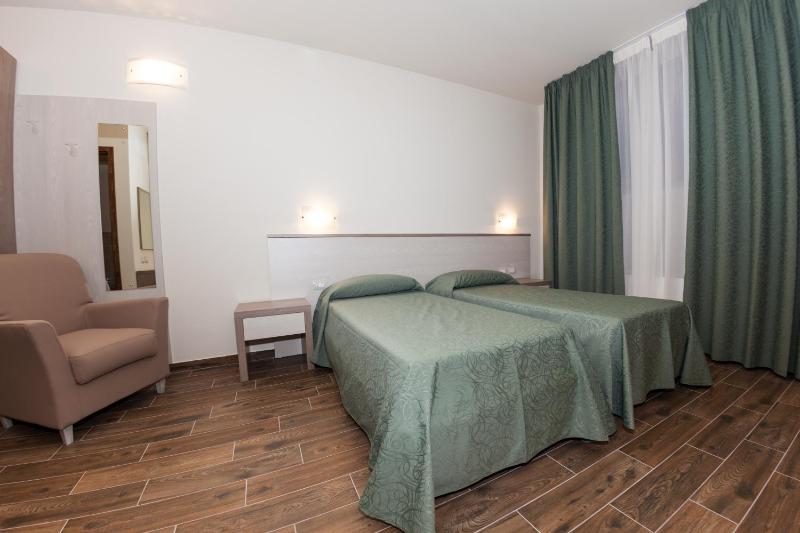 Deluxe Double Room image 3