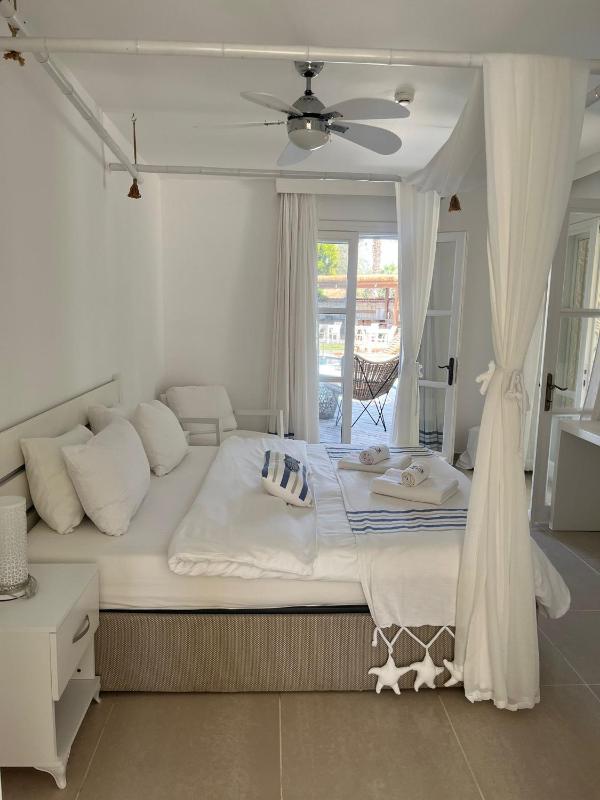 Double Room with Pool View image 3