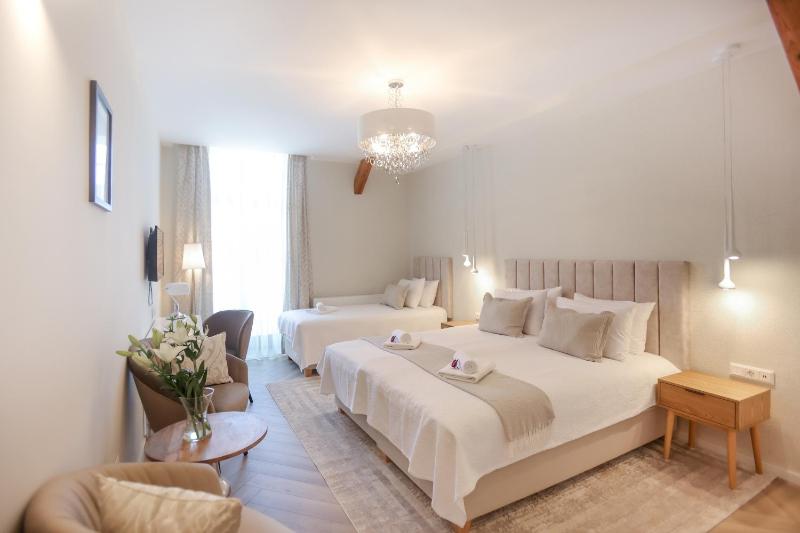 Deluxe Triple Room image 1