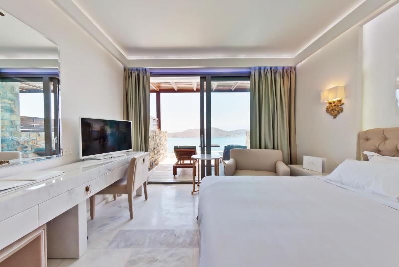 Deluxe Room with Sea View image 3