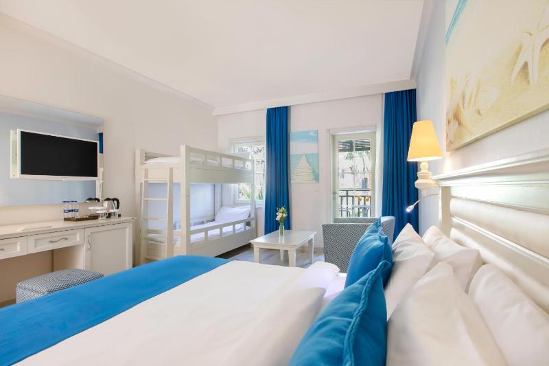 Family Room One Bedroom with Bunkbed Land View image 4