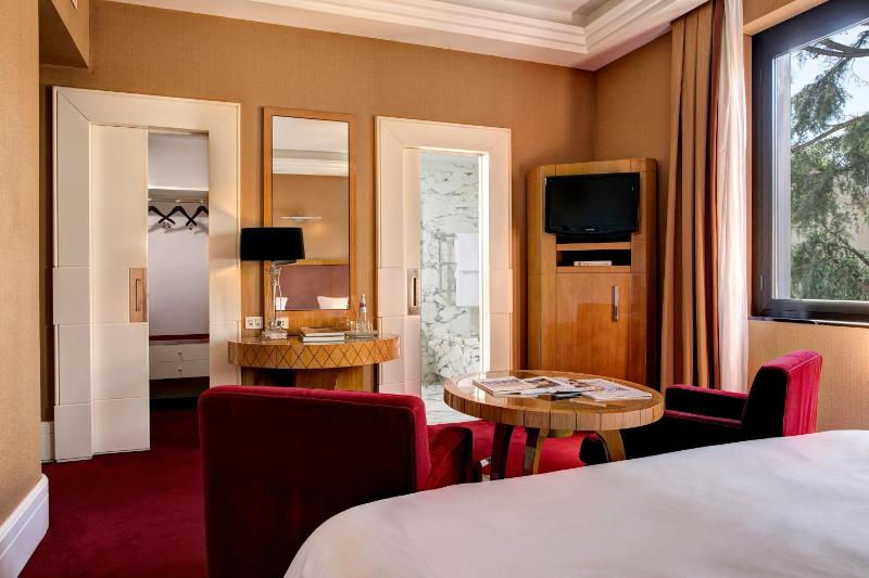 Deluxe Double or Twin Room image 3