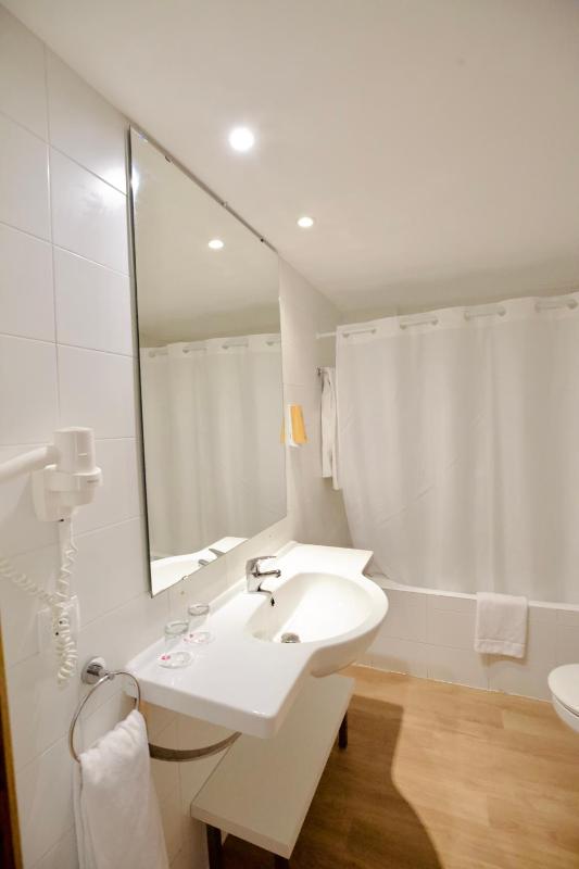Double Room with Balcony image 4