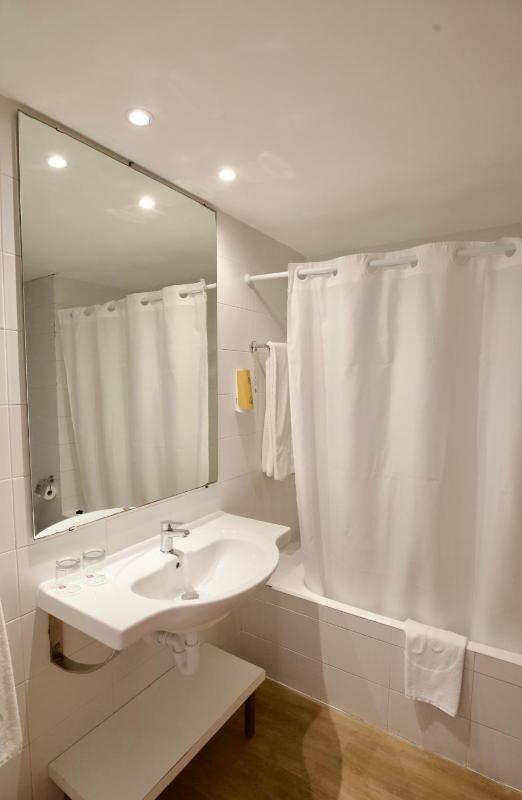 Double Room with Balcony image 2
