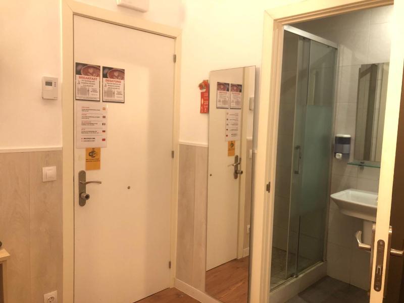 Hostal Live Natura Barcelona - image 7