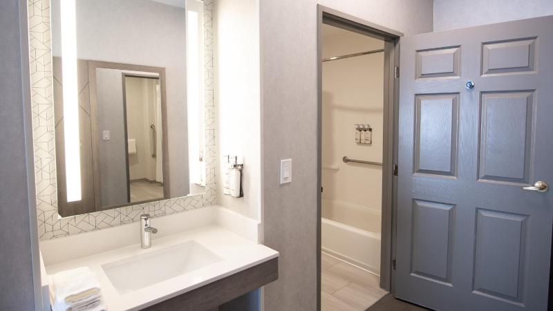 Standard King Room with Accessible Tub - Mobility Access image 2