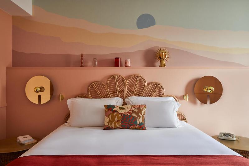 Standard King Room image 4