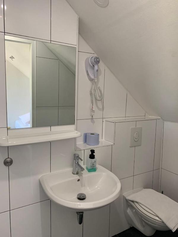 Single Room with Shower image 4