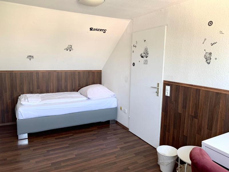 Single Room with Shower image 2