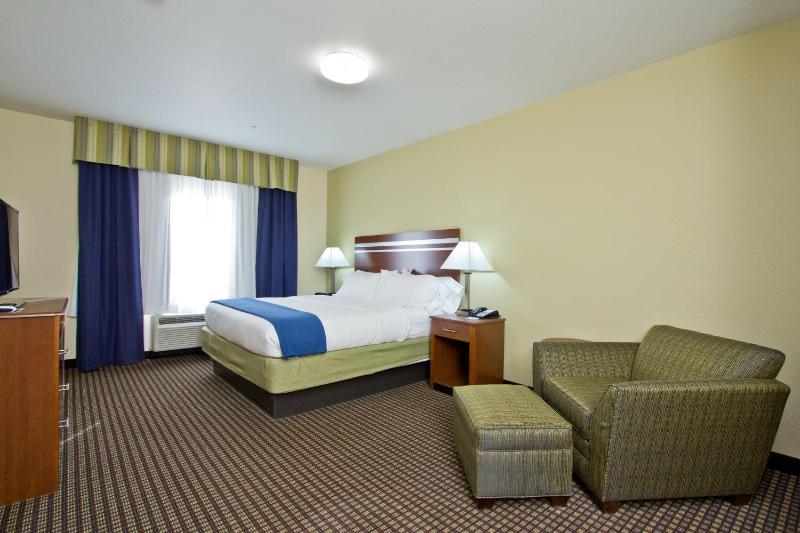 One-Bedroom Suite image 2