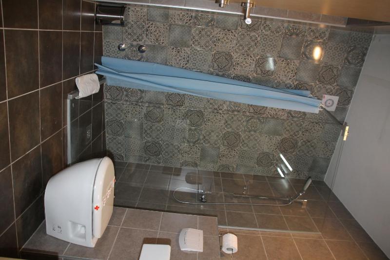 Double Room image 3
