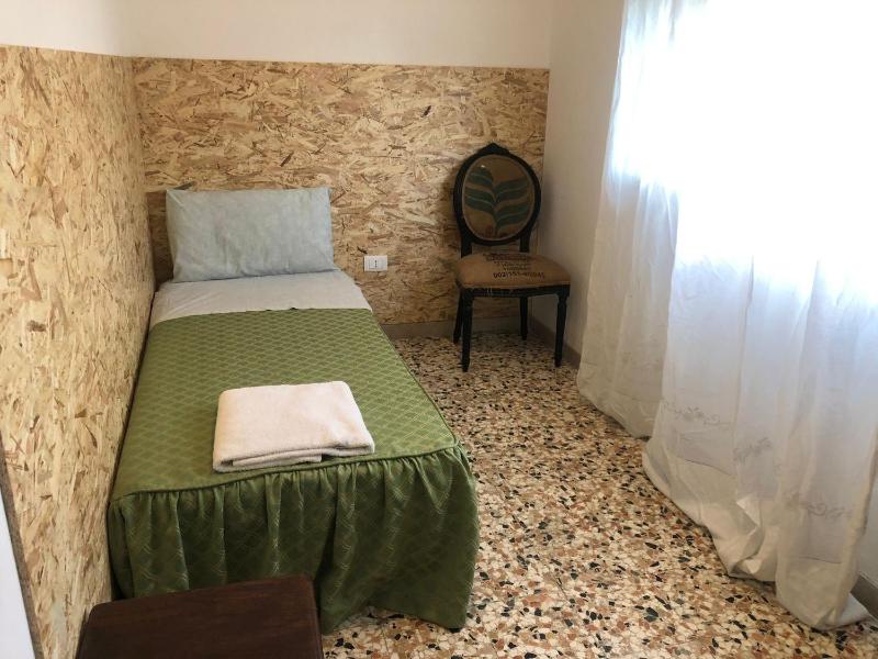 Standard Single Room with Shared Bathroom image 2