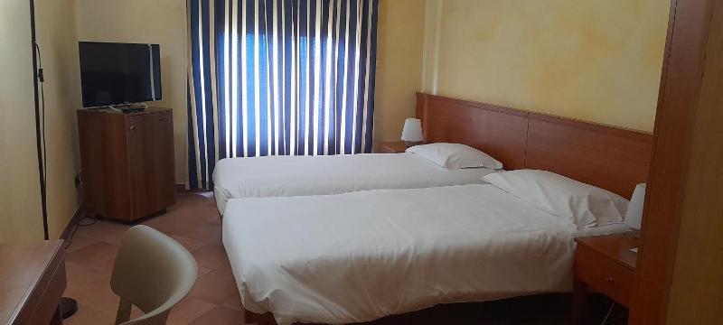 Twin Room image 3