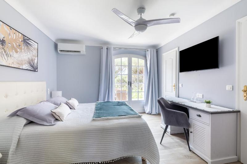 Chambres d'Hotes Les Amandiers - image 28