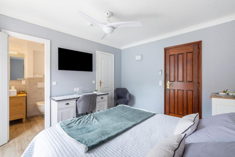 Chambres d'Hotes Les Amandiers - image 13