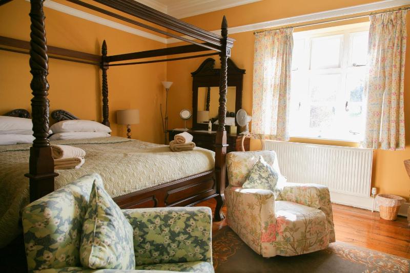 Superior King Room image 3