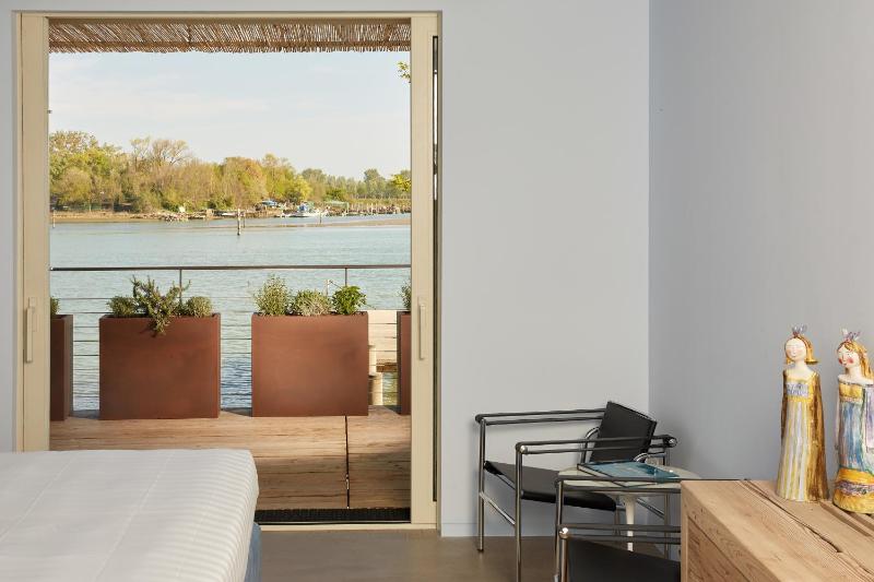 Double or Twin Room with Balcony and Lagoon View image 3