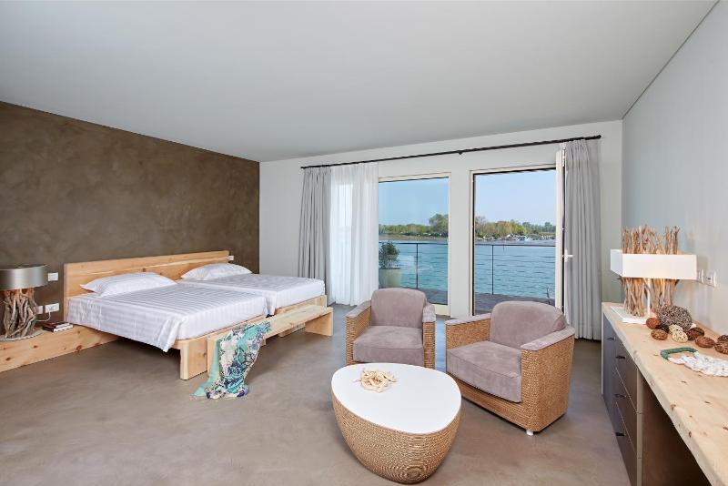 Junior Suite with Balcony and Lagoon View image 1