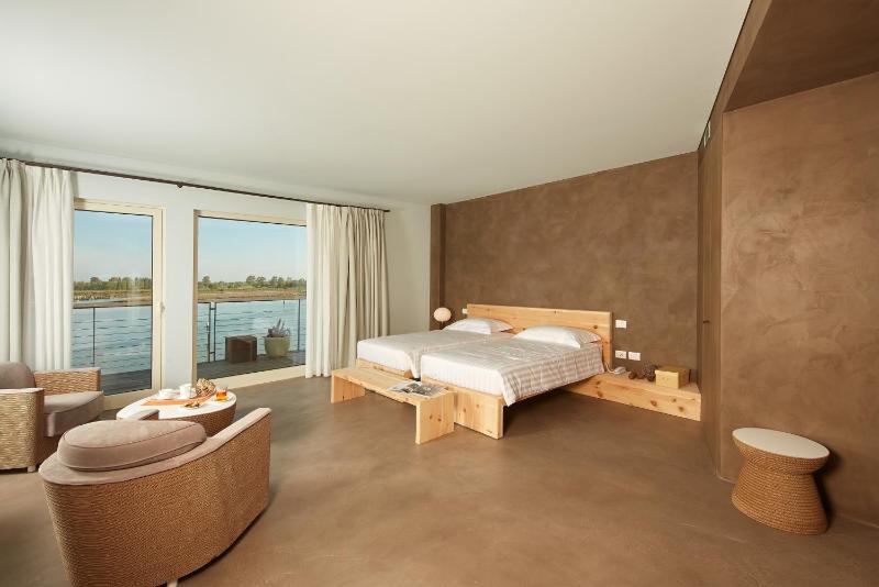 Junior Suite with Balcony and Lagoon View image 1