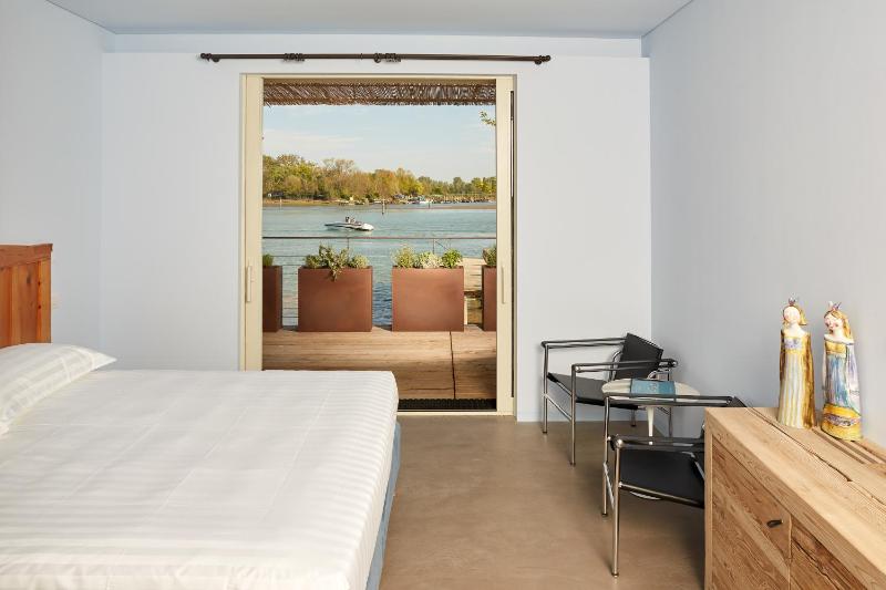 Double or Twin Room with Balcony and Lagoon View image 4