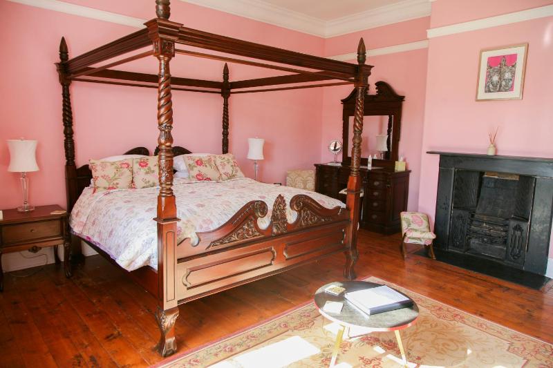 Superior King Room image 3