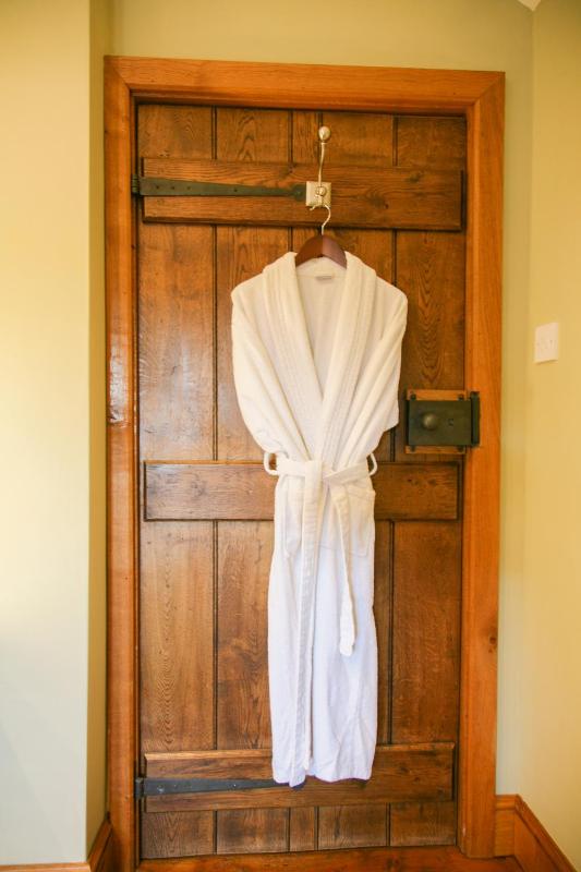 Superior King Room with Private External Shower Room image 4