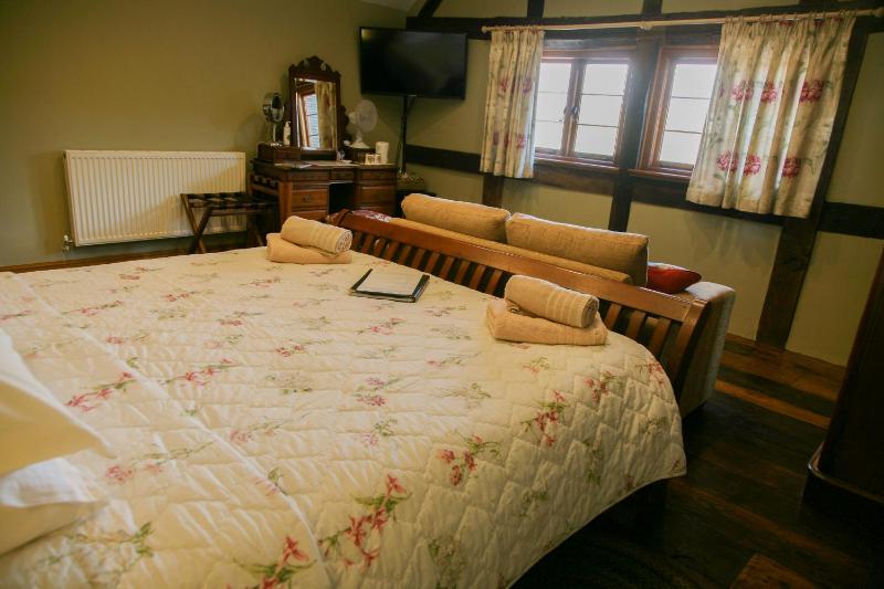 Superior King Room with Private External Shower Room image 3
