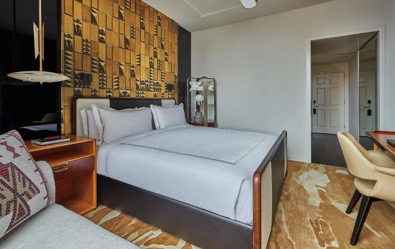 Deluxe King Room image 2