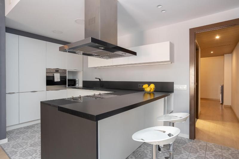 Quiet 2BR Near Marina Metro Workspace - image 1