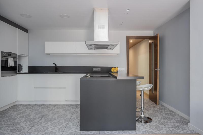 Quiet 2BR Near Marina Metro Workspace - image 10