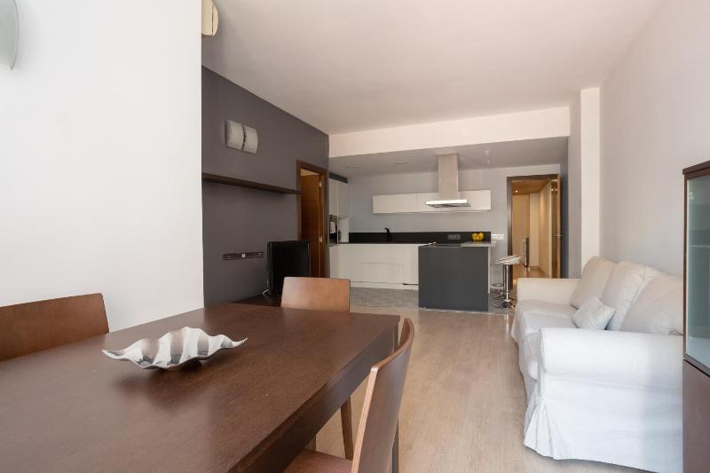 Quiet 2BR Near Marina Metro Workspace - image 9
