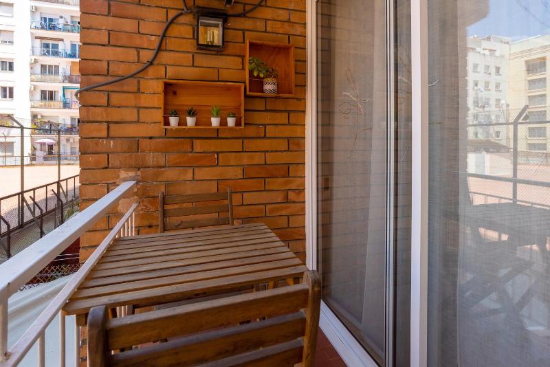 Quiet 2BR Near Marina Metro Workspace - image 14